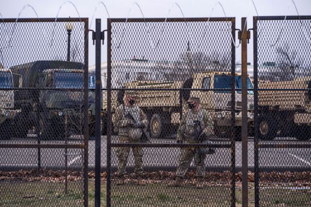 سربازان گارد ملی از ساختمان کنگره امریکا محافظت می کنند