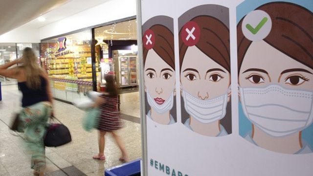 Panneau d'information sur l'utilisation correcte des masques dans un aéroport.