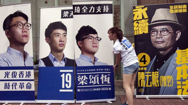 Девушка развешивает предвыборные плакаты (3 сентября 2016 г.)