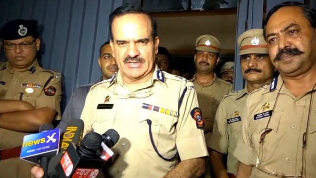 टैक्स भरने के नाम पर पैसा वसूल करते थे.