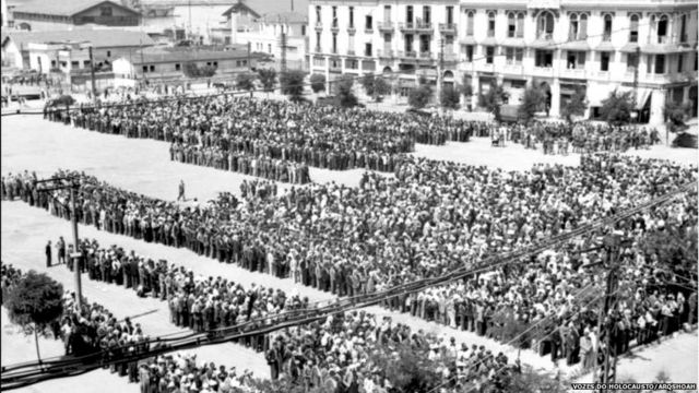 Cerca de 9 mil judeus reunidos na Praça Eleftherias para serem registrados e, posteriormente, enviados para trabalhos forçados