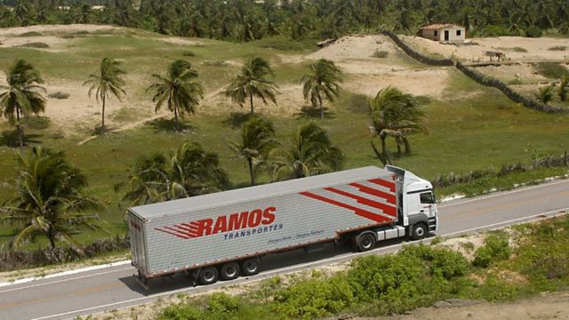 Caminhão da Ramos Transportes em estrada