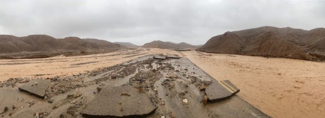 estrada destruída no Vale da Morte