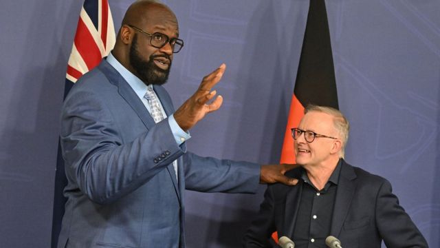 شکیل اونیل - چپ - برای برگزاری یک تور سخنرانی به استرالیا سفر کرده است