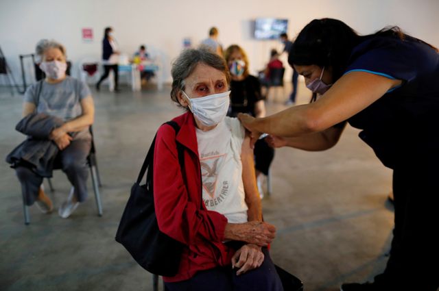 Una mujer es vacunada contra el covid en Buenos Aires