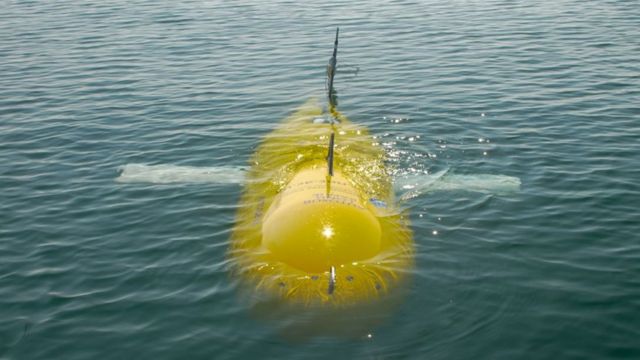 2022年，英国科学家会将一艘名为Boaty McBoatface的黄色自动潜艇放到斯维特冰川的浮冰下潜水考察。(photo:BBC)