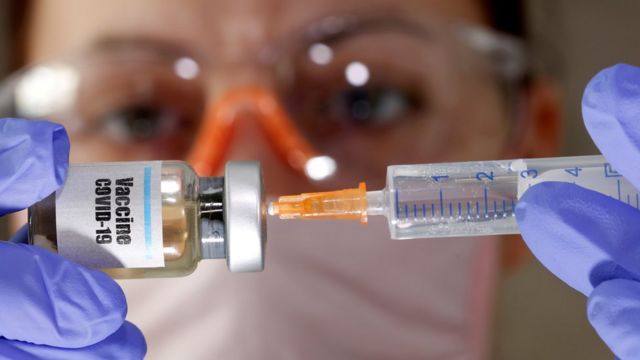 Vacuna contra la covid-19 | "Hay un juego político, económico y estratégico  detrás de las vacunas que es una receta para el desastre" - BBC News Mundo