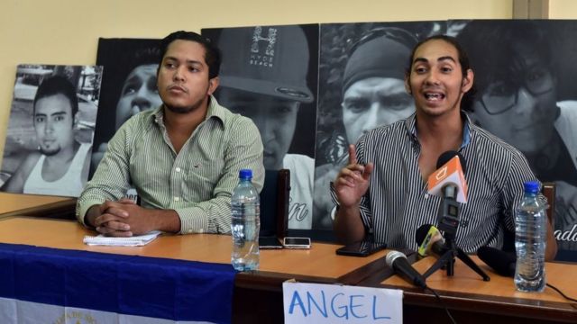 Líderes estudiantiles Jeancarlo Lopez (der.) y Freddy Martínez dan una rueda de prensa en la Universidad Politécnica de Managua, abril 26 de 2018