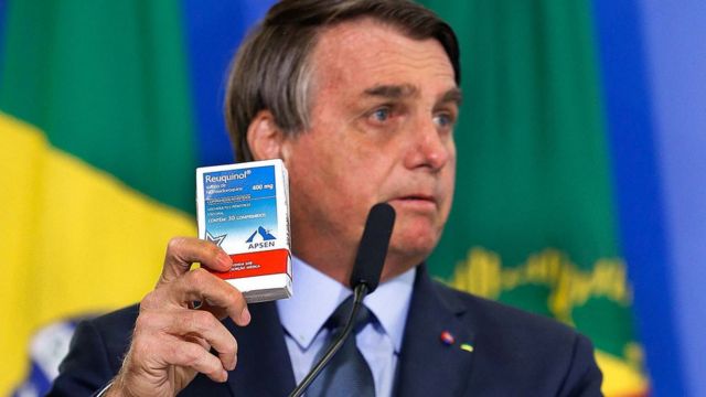Bolsonaro com caixa de cloroquina, em foto de setembro de 2020