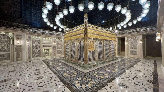 صورة لمسجد الحسين من الداخل