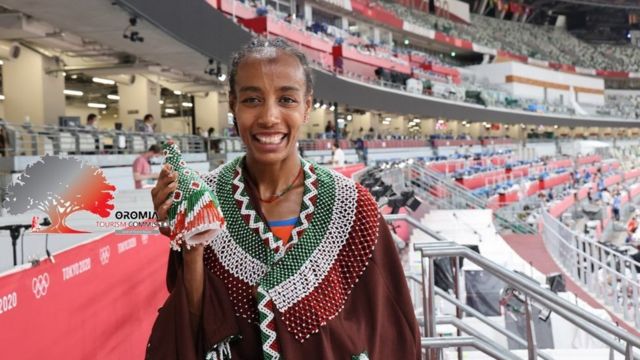 Atileet Siifan Hasan Olimpika Tookiyootti uffata aadaa Oromoo uffattee