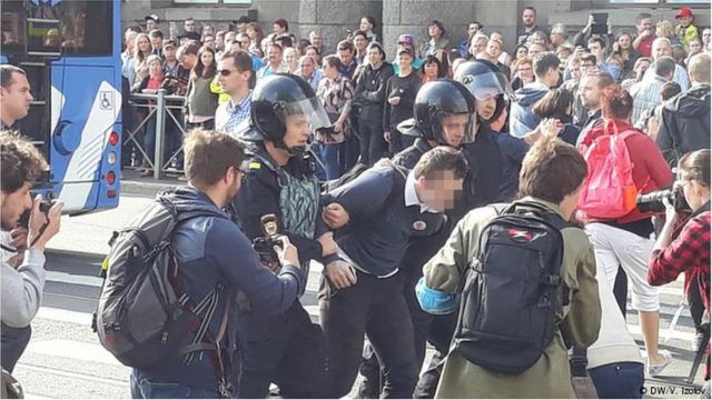 Санкт-Петербургда каршылык акциясына чыккандарды полиция күч менен таратты, 300 дөй адам кармалды,-дейт укук коргоочулар.
