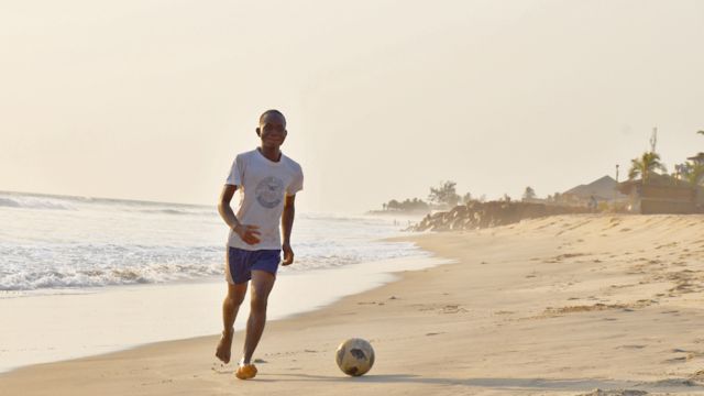 ينتشر لعب كرة القدم على شواطيء مونروفيا