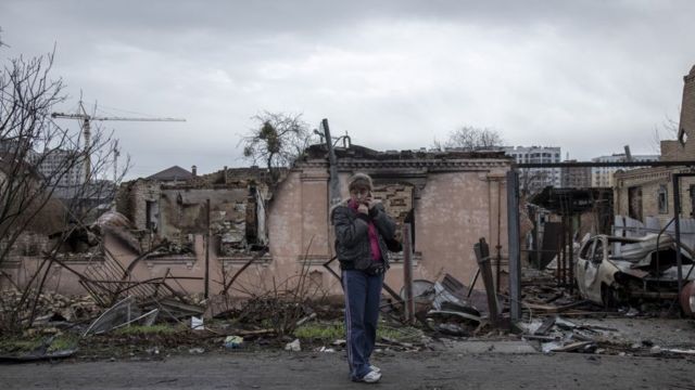 Una mujer en medio de la devastación en Bucha, Ucrania.