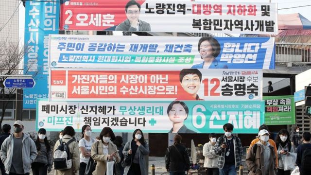 2021 재·보궐선거 공식 선거운동이 시작된 25일 오후 서울시장 후보들의 현수막이 서울 동작구 노량진역 인근에 걸려 있다
