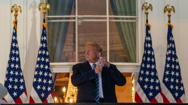 De sacada na Casa Branca, repleta de bandeiras dos EUA, Trump tira a máscara
