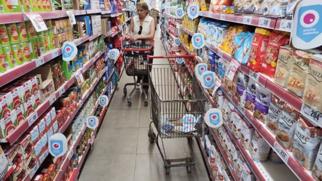 Mujer en supermercado