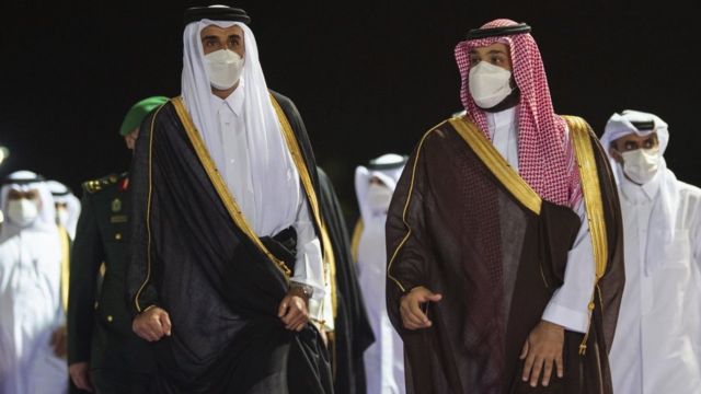 ولي العهد السعودي محمد بن سلمان لدى استقباله أمير قطر تميم بن حمد آل تاني في مطار جدة في مايو/ أيار الماضي