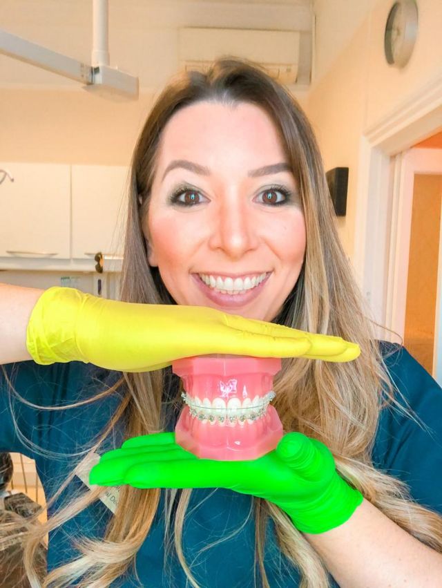 Priscila Kolbe segurando um modelo da arcada dentária