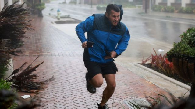 Un hombre corriendo durante la tormenta