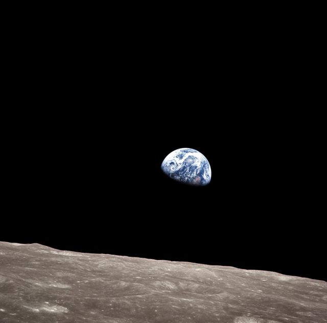 Восход Земли, снятый с Лунной орбиты