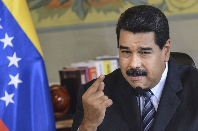 Maduro fala no microfone de dentro de um escritório