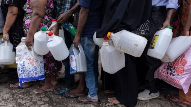 எரிபொருளுக்காக காத்திருக்கும் மக்கள்