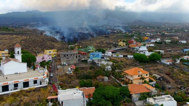 Magma avanzando hacia poblaciones en la isla de La Palma.