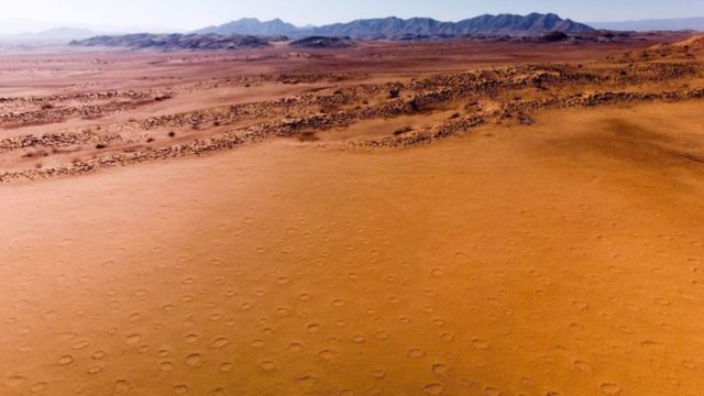 Um dos grandes mistérios do deserto da Namíbia é um fenômeno geomórfico conhecido como ‘círculos de fadas’