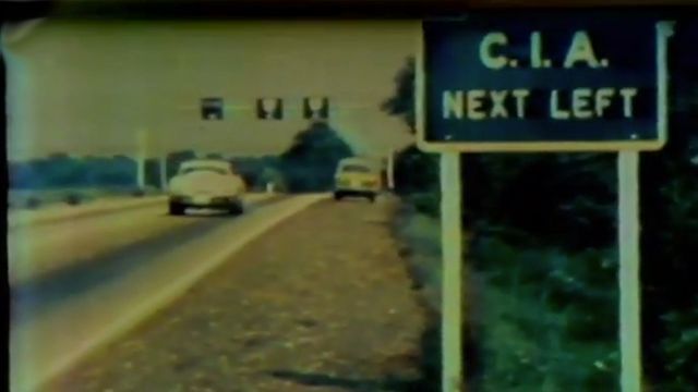 Letreiro à beira de estrada com a inscrição "CIA, próxima esquerda"