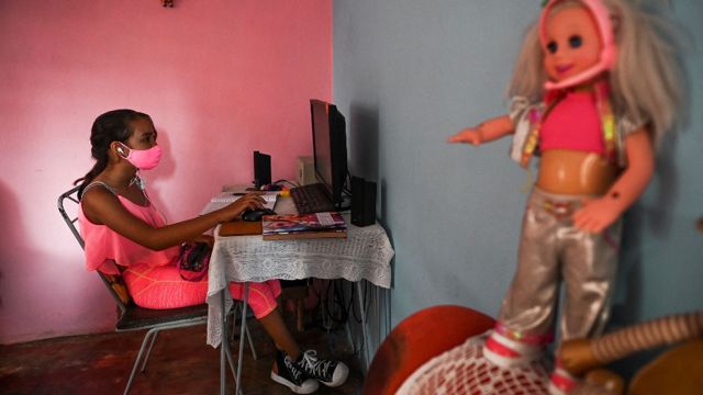 Niña en una clase remota durante la pandemia en su casa en Cuba