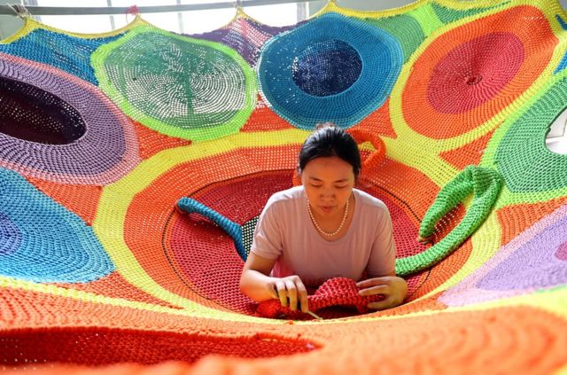 In the workshop of a sports rope net manufacturer in Lizhuang Town, Huimin County, Binzhou City, Shandong Province, workers are speeding up the production of sports rope net orders.