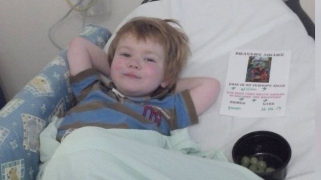 El pequeño Will internado en el Hospital Infantil de Sheffield.