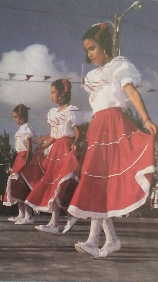 Jordana, Andrea e Vanesa no tradicional vestido mestiço dançando para a rainha