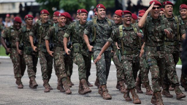 Militares durante cerimônia de graduação do Batalhão de Infantaria de Paraquedas, no Rio de Janeiro, em 2018