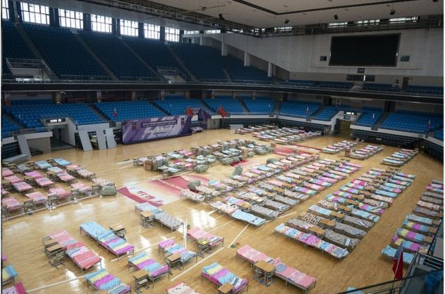 2月3日晚，3所"方舱医院"在武汉开建，至4日早上，已搭起数百张临时病床。这是洪山体育馆内部。