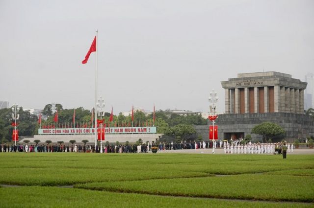 Các đại biểu dự lễ đặt vòng hoa tại Lăng Chủ tịch Hồ Chí Minh trước kỳ họp thứ nhất, Quốc hội khóa XV tại Hà Nội, Việt Nam ngày 20 tháng 7 năm 2021