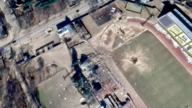 Спутниковая фотография стадиона с воронкой от бомбы