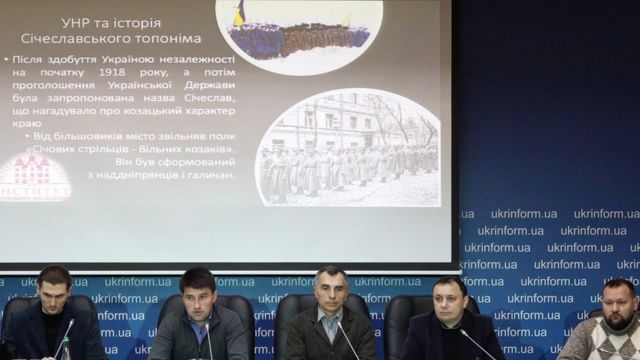 історики