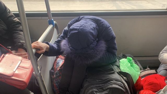 Діти в автобусі спали, сидячи прямо на підлозі