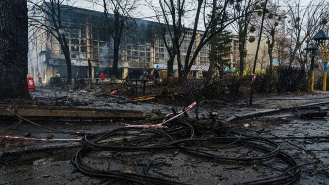 أضرار بسبب هجوم صاروخي روسي على برج كييف التلفزيونشي في كييف بأوكرانيا يوم 2 مارس/آذار 2022