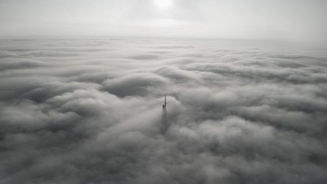 Верхушка меча статуи Родины-матери в тумане
