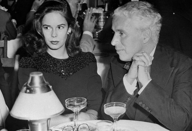 Oona y Charlie Chaplin en su primera aparición pública desde que escandalizaron al público en 1943 con su matrimonio sorpresa: él tenía 54 años y ella, 18.