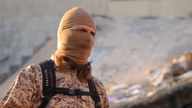 Militante de Estado Islámico en un video de ejecución