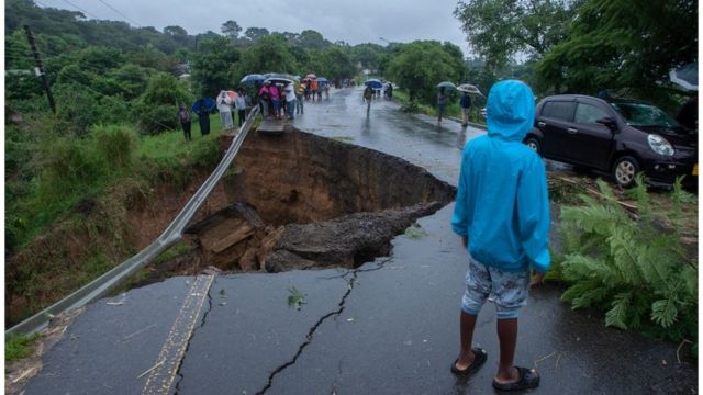 Carretera destruida por el huracán Freddy.