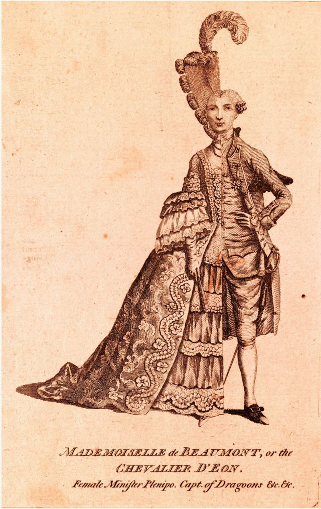 D'Éon está vestido a medias como una mujer, la mitad de un hombre. D'Éon usa un vestido de gala de dama a la derecha, con el cabello en la pirámide invertida de moda decorada con una pluma.