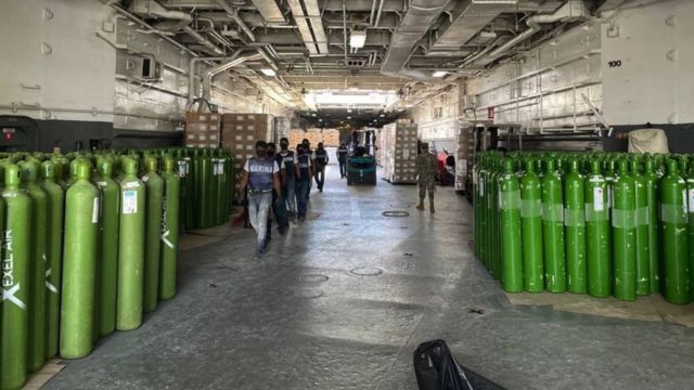 Tanques de oxígeno en uno de los buques que serán enviados a Cuba