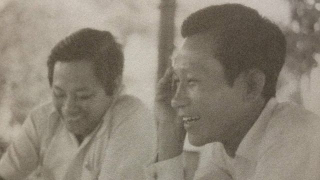 Ông Hồ Ngọc Nhuận (phải) năm 1974