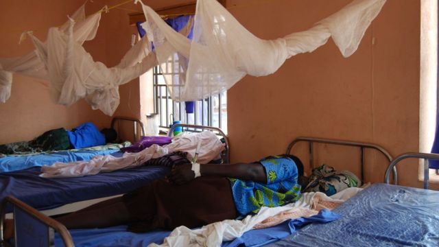Patients dans un établissement de santé du camp de réfugiés de Bidibidi, qui accueille plus de 270 000 personnes ayant fui le Sud-Soudan