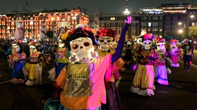 Artistas en el Desfile de Día de Muertos